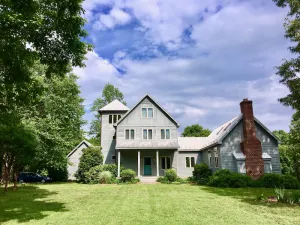 Image of Spacious Modern farmhouse near CHO airport, weddings, wineries, national park!