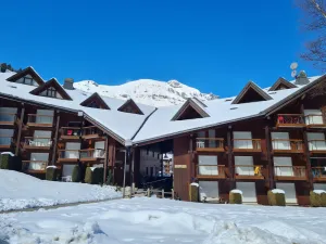 Image of LOVELY STUDIO CABIN AT THE FOOT OF THE SLOPES IN A GREEN SETTING