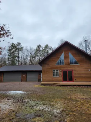 Image of Lazy Bear Lodge family- friendly cabin near Lake Arbutus & Hatfield