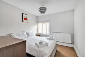 Image of Spacious and Central 3 Bed Flat