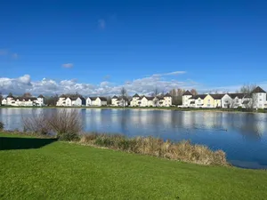 Image of Charming Lake House nature retreat in Cotswold Water Park, South Cerney near Cirencester