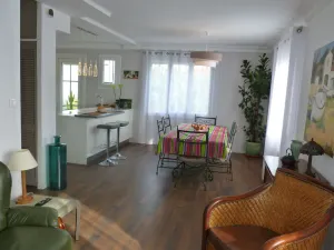 Image of LUMINOUS APARTMENT WITH PRIVATE GARDEN (near shops, transport, park ...)