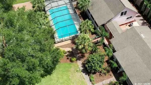 Image of University House - 8 Bedrooms Walk to UF / Stadium