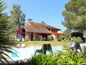 Image of Archi villa in Béarn, heated salt pool, air conditioning, space and mountain view