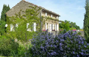 Image of Between Vaison and Mont-Ventoux, Provencal farmhouse on the edge of the village of Faucon