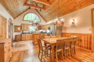 Image of \"Charming 3-Bedroom Chalet in Harpers Ferry, WV: Perfect Escape\"
