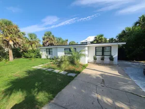 Image of Cozy, Modern House-quick walk to the beach! NO STAIRS TO CLIMB