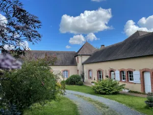 Image of Évasion Naturelle: Chambre d'Hôtes Spacieuse avec Piscine et Confort à Montreuil-le-Henri - FR-1-410-446