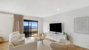 Image of Pacific Breeze 3 - Absolute Beachfront Luxury - All Linen Provided - Min. 2 night stays!