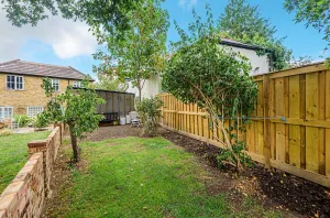 Image of Bushey Character 2 Bedroom self contained Cottage with own Driveway and Garden
