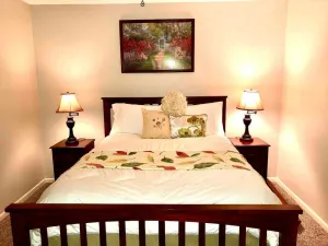 Image of MAY'S FLOWERS , Stylish 4 Bedroom house, High Speed Internet,  Equipped Kitchen