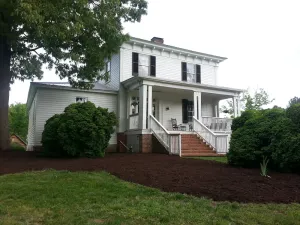Image of 1865 farmhouse near Lake Gaston!