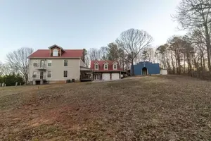 Image of Serene 3 Bedroom home on quiet 10acre 6 queen beds