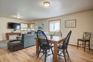 Image of 3 bedroom apt,  2nd floor, blocks from downtown