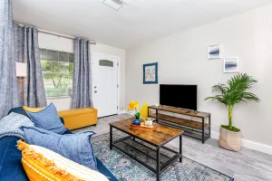 Image of Walk to dwnt\/7min to beach\/king bed\/Free parking