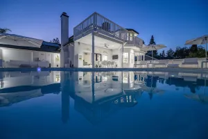 Image of Inspired by the iconic white buildings and turquoise waters of Greece.