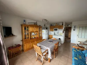 Image of Appartement 2 pièces avec balcon et cuisine équipée aux Angles - FR-1-593-109