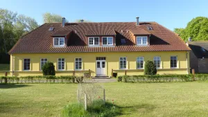 Image of Gut-Rattelvitz-Galerie-E-hochwertig-Sauna-Kamin-eTankstelle-Spielscheune-15-000qm-Park-Land