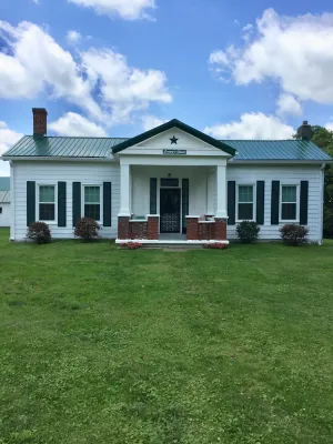 Image of Granny’s House 2 bedroom, 5 miles to ark! Bonus walkthrough space with twin bed.