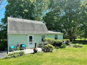 Image of 150ft+ Direct Waterfront! 2-Bdrm Cottage on Niantic River in Waterford CT