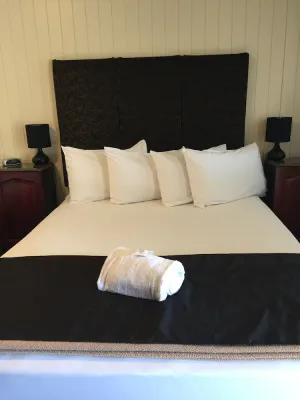 Image of Country Plaza Motor Inn