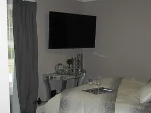 Image of !!NEW!! Luxurious remodeled home !! No cleaning fee!