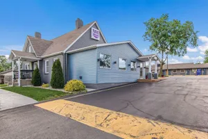 Image of Outdoor Getaway in Knights Inn & Suites Salem! Pet-Friendly, Free Parking