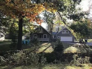 Image of Beautiful 5-bedroom cottage across from Bass Lake