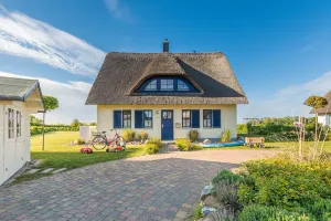 Image of Beautiful thatched house with view of the Baltic Sea on a large plot only 500 m from the beach