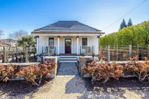 Image of Charming Wine Country Cottage Close to Downtown