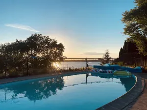 Image of Spacious 4 bedroom lakefront house: with private dock and pool.