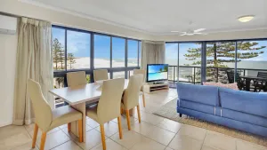 Image of 8\/1736 David Low Way