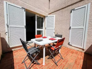Image of Appartement T2 avec terrasse, parking privé, à 600m de la plage - Idéal famille et animaux admis - FR-1-309-477