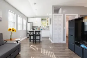 Image of 🌼Modern guesthouse w private patio and ♨️ hot tub