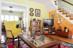 Image of Artsy Homey Rowhouse, 3bdrm & office, quiet urban area, free parking, fast WiFi