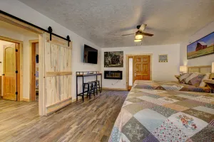 Image of Charming 2 Bedroom Suite With Full Kitchen