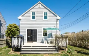 Image of WALK to BEACH\/CLIFF WALK! FANTASTIC Location! Newport so close! Pets OK! Deck!