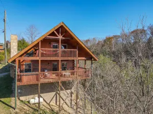 Image of Cozy Cabin close to Pigeon Forge with Hot Tub
