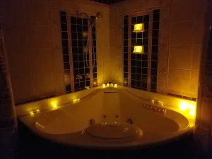 Image of 2 person JACUZZI Cozy Cottage (Entire House)
