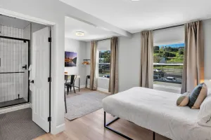 Image of Single Bedroom - Queen Size. Heart of Downtown Vista