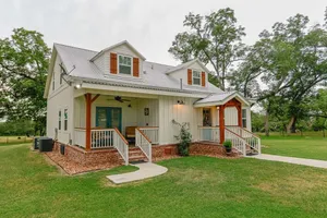 Image of Ren Farmhouse! 17 acres | Game Barn! | 10 mi to Wed Venues!