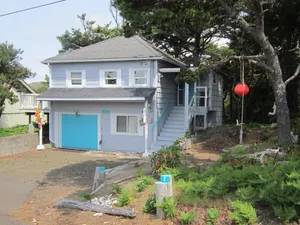 Image of Charming beach bungalow with great beach view and easy beach access.