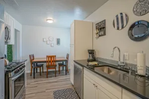 Image of #5: King bed, 1bd\/1ba, Walk to UNM & restaurants!