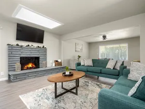 Image of Fresno House| Air Hockey| Private Parking|4\/2:Wow!