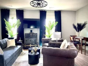 Image of Spacious 7-Bedroom Home in Evanston