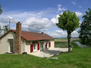 Image of \"Riverside Retreat: Cosy House with Fireplace, Terrace, Large Garden & River Access\"
