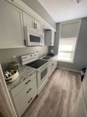 Image of Cozy apartment next to Fountain lake, hospital and downtown restaurants.
