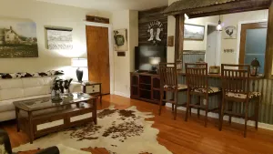 Image of Unique Western Flair, Close to EXTRACO,  SILOS, Shopping, EATERIES, 3min LAKE!