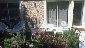 Image of Small prestigious property near Paris