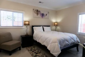 Image of Luxurious 1 Bed 1 Bath - Living Room & Kitchenette. 600sqft.